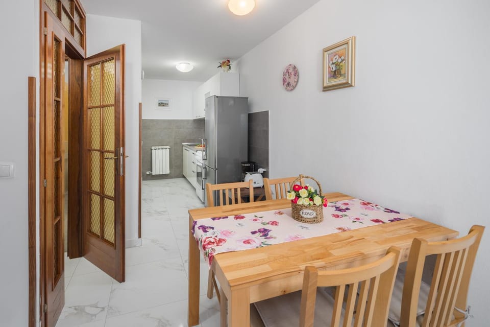 Kitchen or kitchenette, Dining area, pet friendly