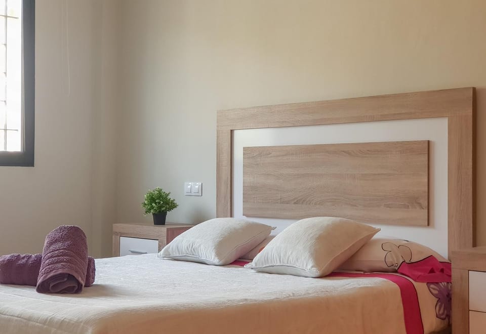 Bed, Bedroom, towels