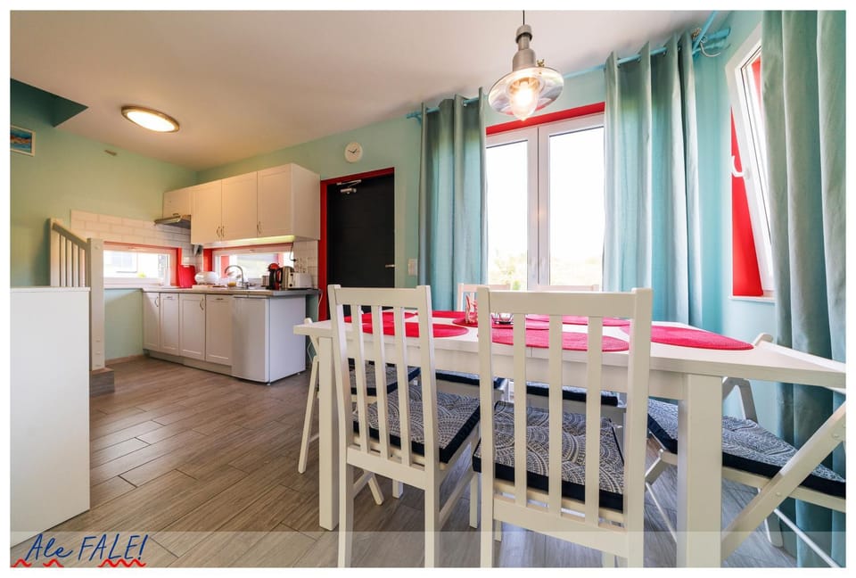 Coffee/tea facilities, Kitchen or kitchenette, Living room, Photo of the whole room, Seating area, Dining area, dishwasher, locker, microwave, oven, stove, toaster, kitchen