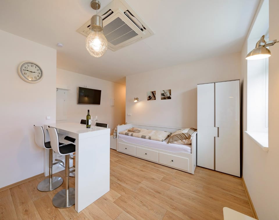 Bed, Dining area