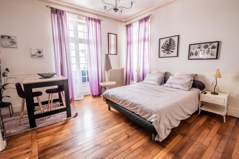 Bed, Photo of the whole room, Decorative detail, Dining area, Bedroom