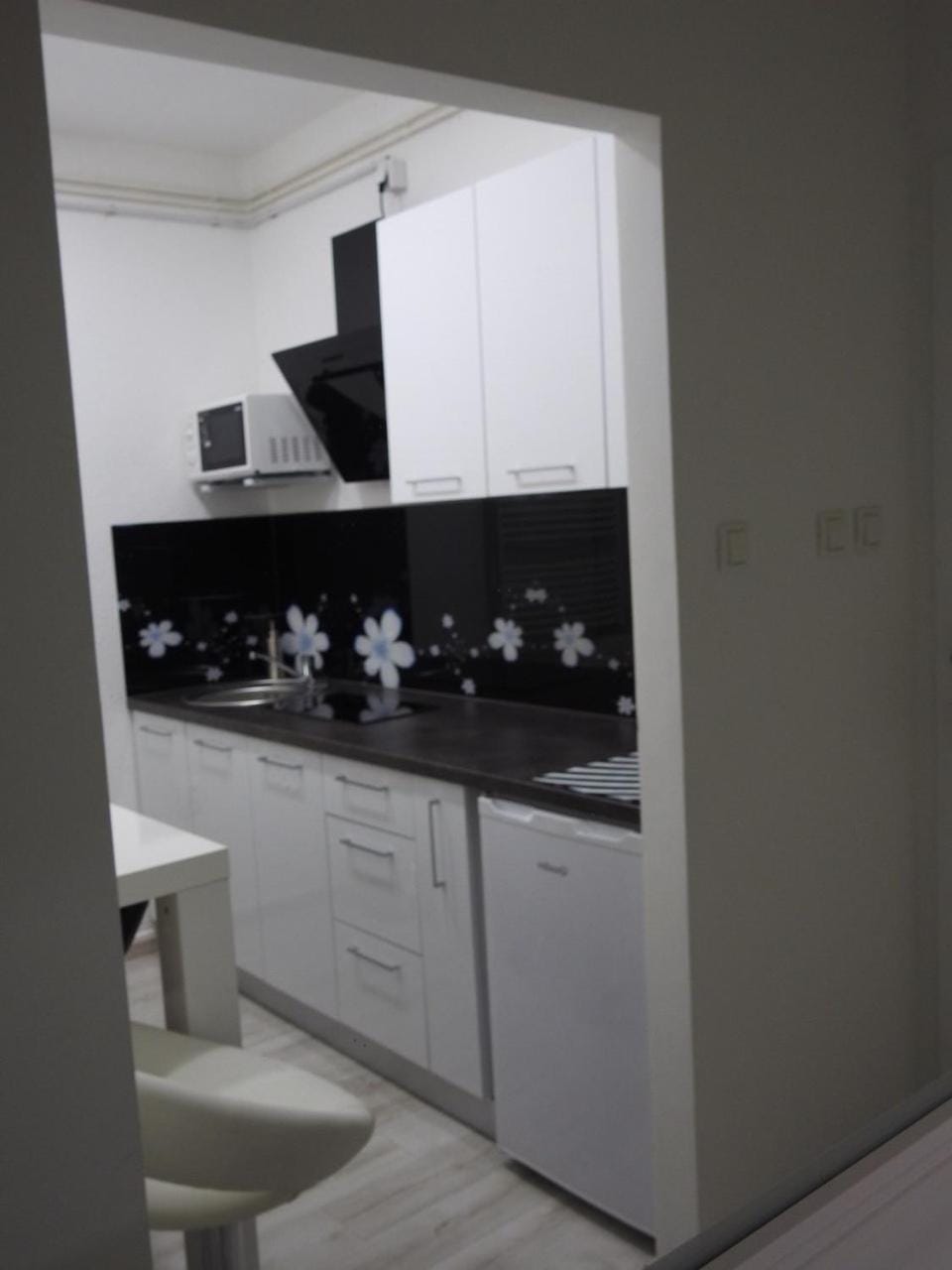 Coffee/tea facilities, Kitchen or kitchenette, Dining area, Communal kitchen