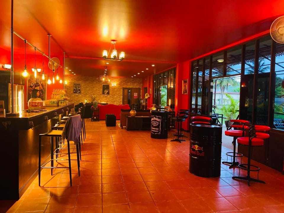 Restaurant/places to eat, Lounge or bar