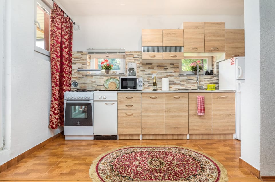 Kitchen or kitchenette, oven, stove