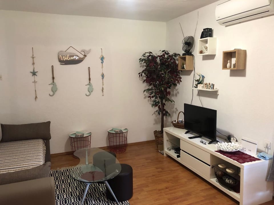 Communal lounge/ TV room, TV and multimedia, Living room, Seating area, air conditioner