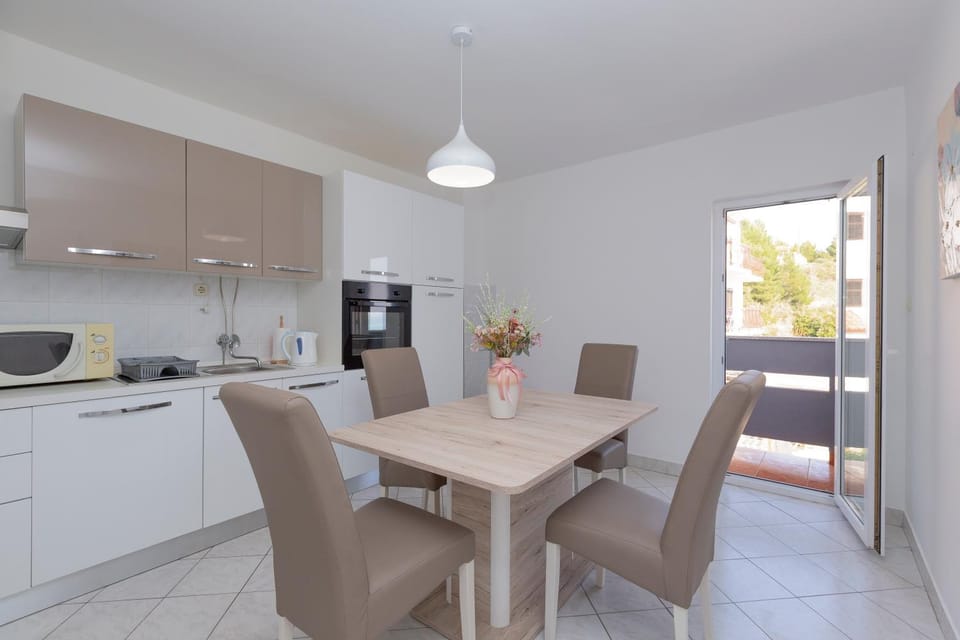 Kitchen or kitchenette, Seating area, dishwasher, minibar, toaster