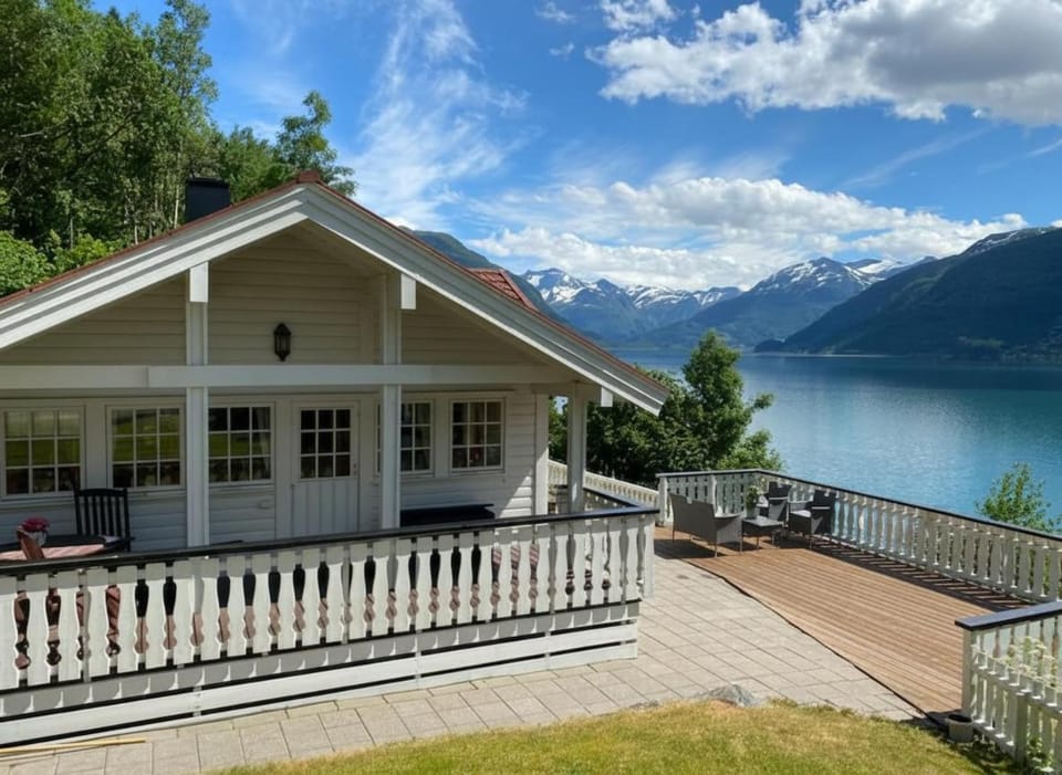 Property building, Patio, Natural landscape, Balcony/Terrace, Lake view, Mountain view