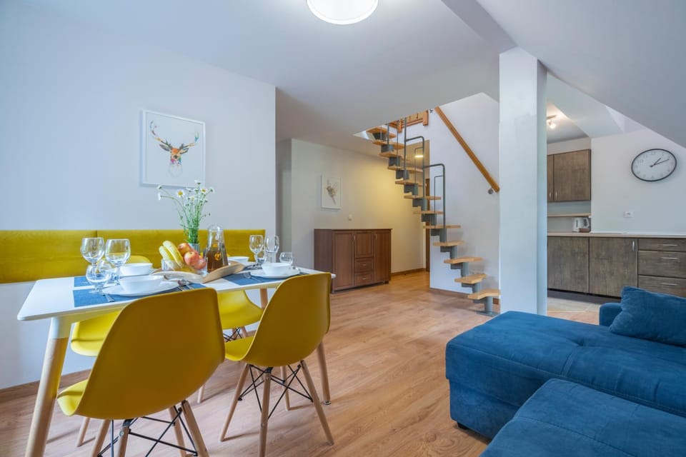 Kitchen or kitchenette, Living room, Seating area, Dining area
