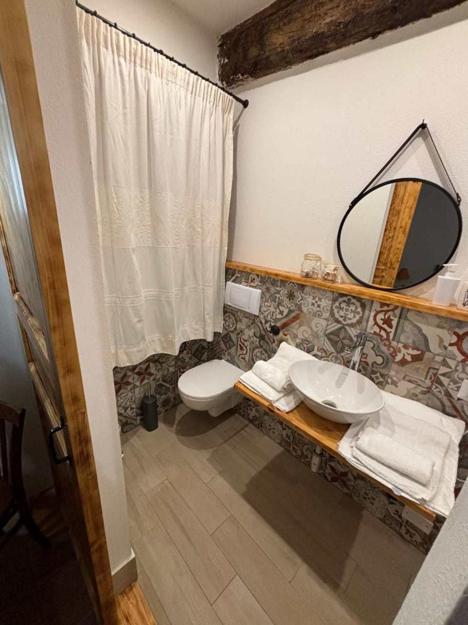 Toilet, bidet, heating, towels