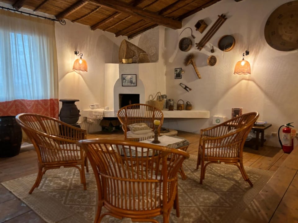 Communal lounge/ TV room, Decorative detail, Breakfast