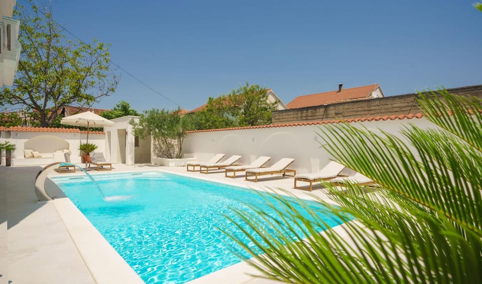 Swimming pool, sunbed