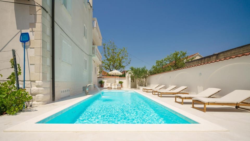 Swimming pool, sunbed