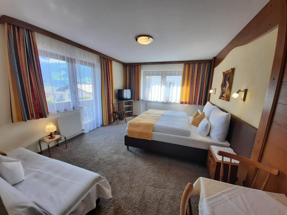 TV and multimedia, Photo of the whole room, Bedroom