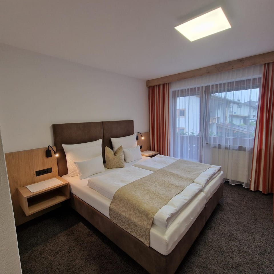 Bed, TV and multimedia, Bedroom