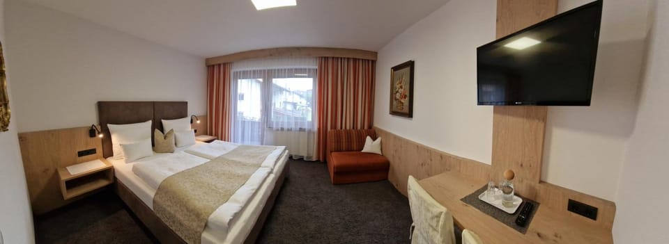 Bed, TV and multimedia, Balcony/Terrace, Photo of the whole room, Bedroom