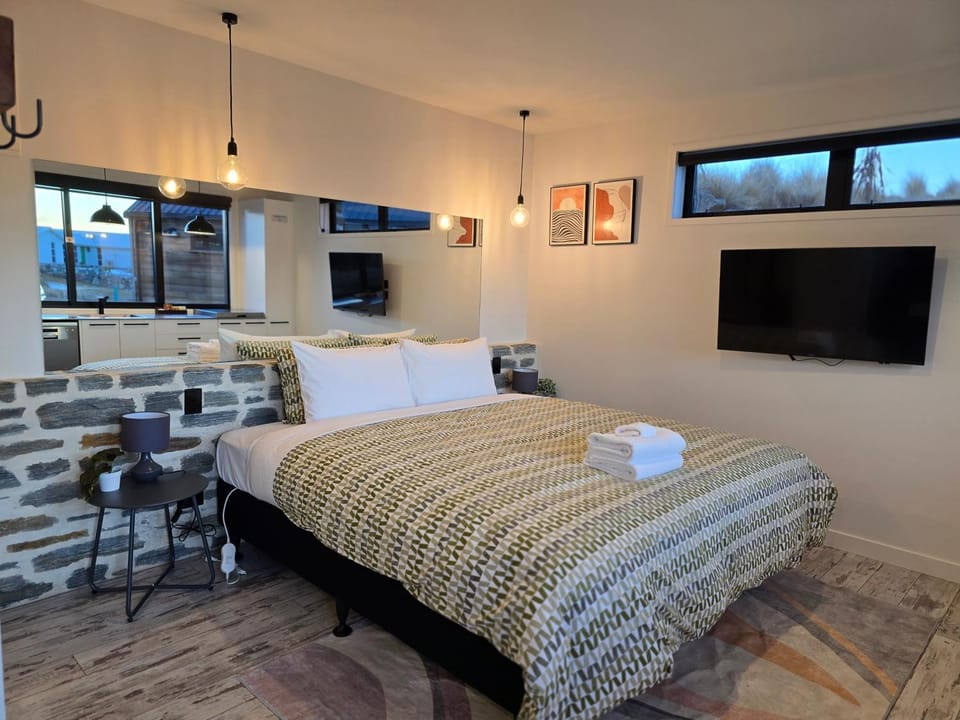 Bed, TV and multimedia, Bedroom