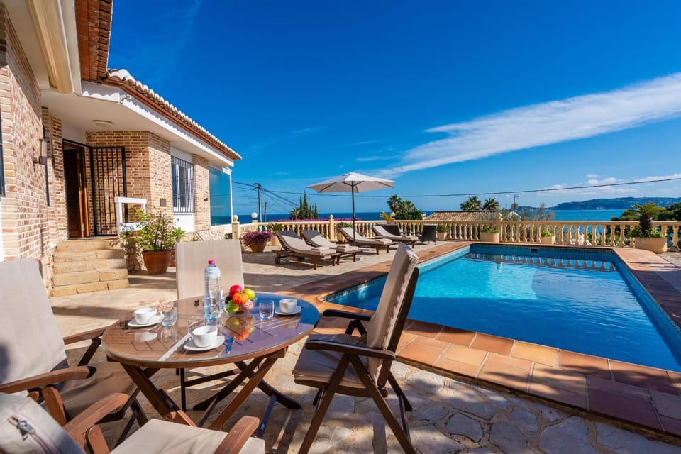 Dining area, Swimming pool