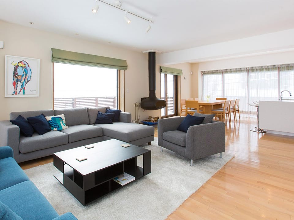 Kitchen or kitchenette, Living room, Seating area, Dining area