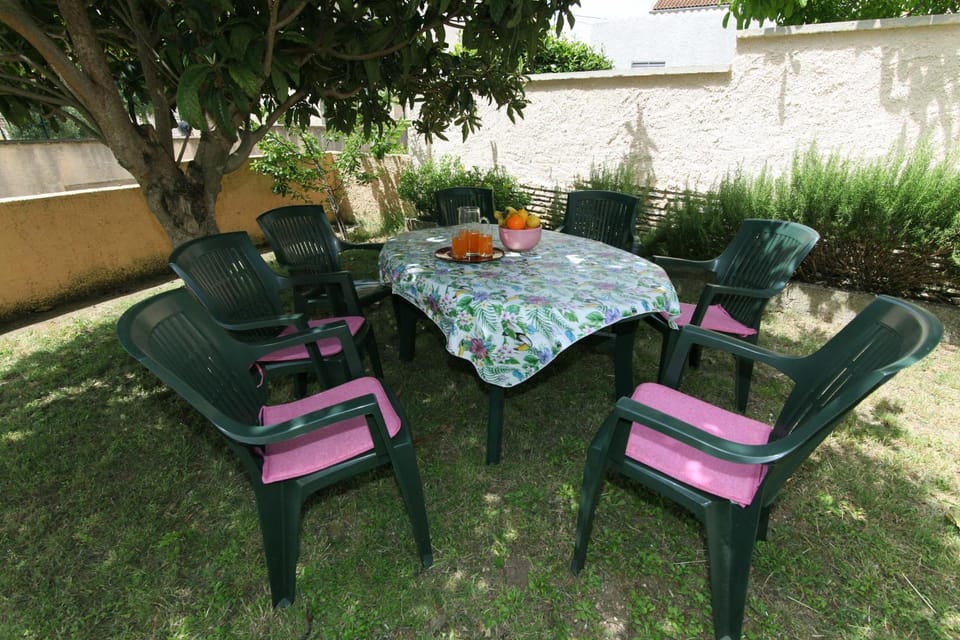 Patio, Garden, Seating area, Dining area