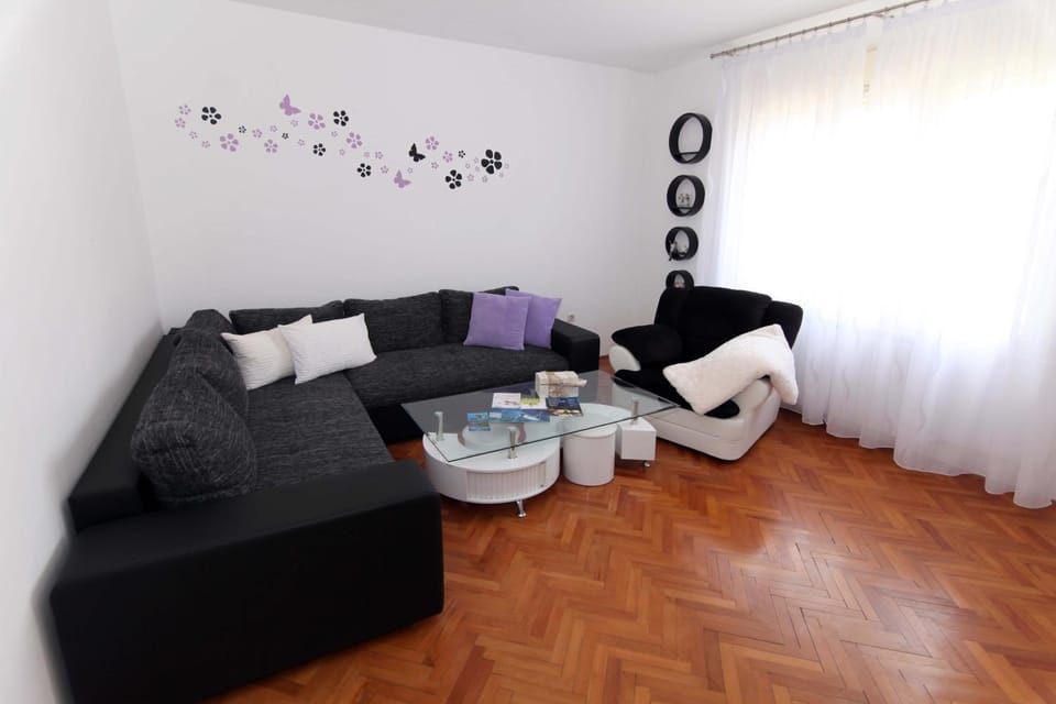 Communal lounge/ TV room, Living room, Seating area