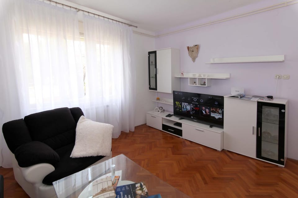 Communal lounge/ TV room, TV and multimedia, Living room, Seating area