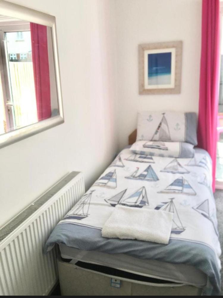 PAIGNTON S ONLY Ground floor Garden 2 Bedroom Apartment in front of the Pier & your Very own Private FREE Car space ,2 Double beds , 2 Single Beds , Kitchen , Air Fryer , 50 Blue ray Films ,Hotel Reception to Greet & Happily Help you Bed and Breakfast in Paignton