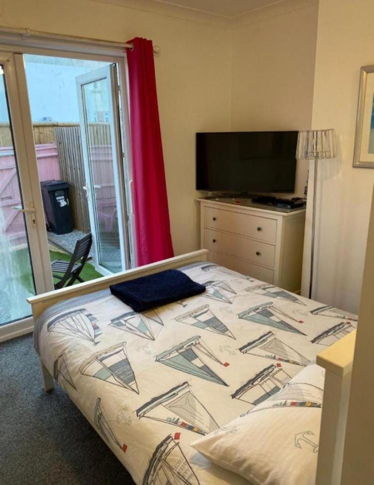 PAIGNTON S ONLY Ground floor Garden 2 Bedroom Apartment in front of the Pier & your Very own Private FREE Car space ,2 Double beds , 2 Single Beds , Kitchen , Air Fryer , 50 Blue ray Films ,Hotel Reception to Greet & Happily Help you Bed and Breakfast in Paignton