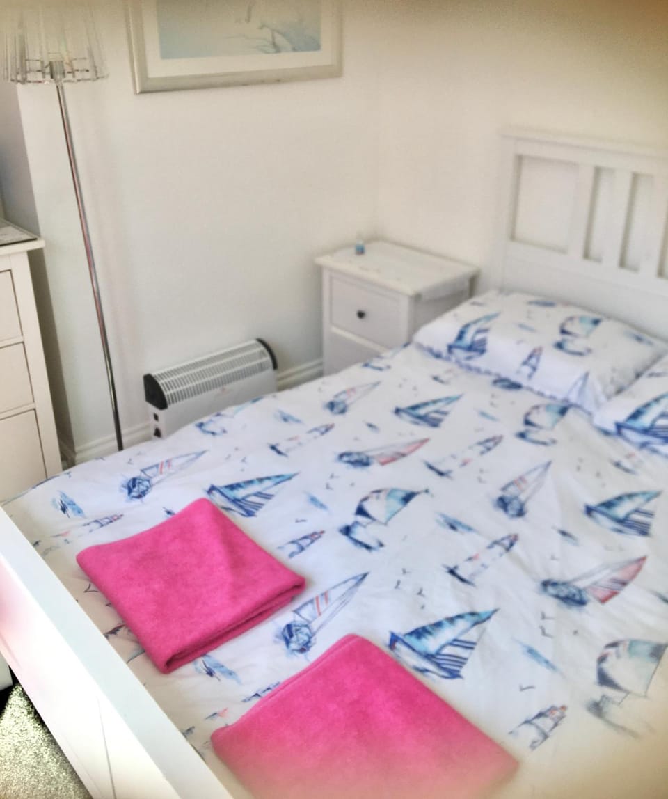 PAIGNTON S ONLY Ground floor Garden 2 Bedroom Apartment in front of the Pier & your Very own Private FREE Car space ,2 Double beds , 2 Single Beds , Kitchen , Air Fryer , 50 Blue ray Films ,Hotel Reception to Greet & Happily Help you Bed and Breakfast in Paignton