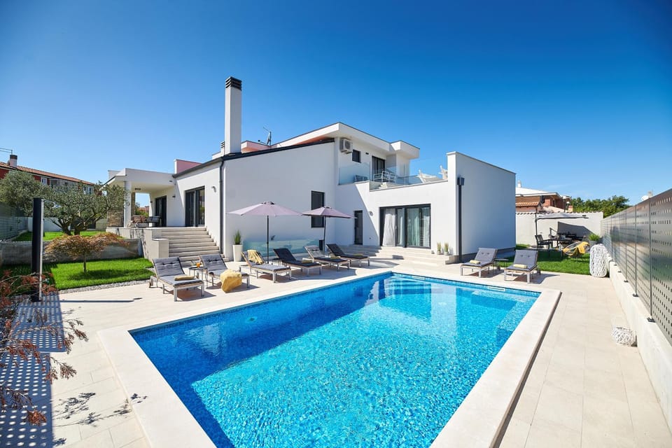 Property building, Pool view, Swimming pool, Swimming pool