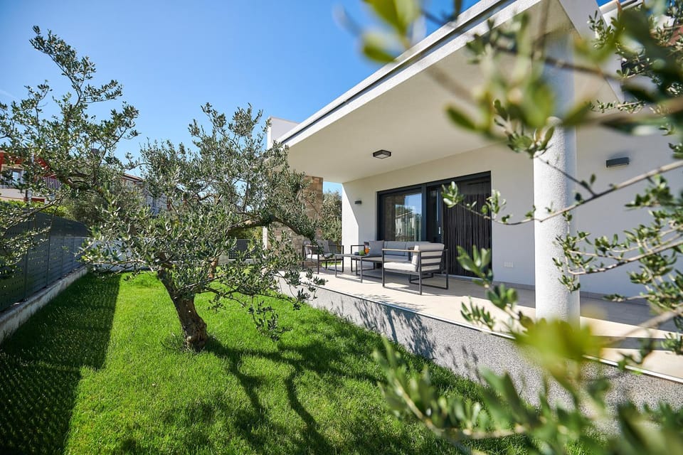 Property building, Facade/entrance, Garden