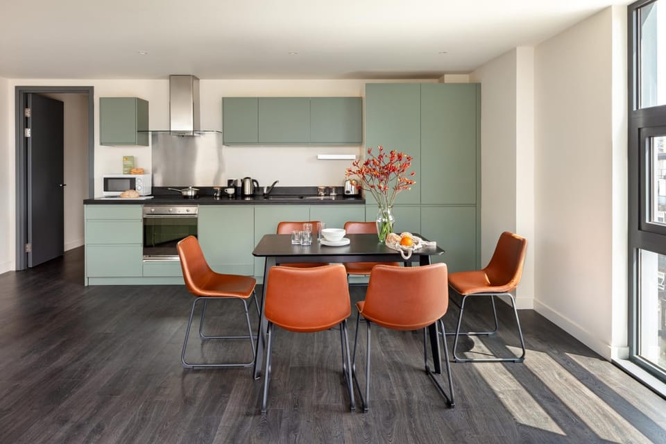 Kitchen or kitchenette, Dining area
