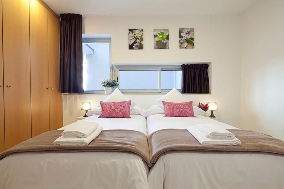 Bed, Photo of the whole room, Decorative detail, Bedroom