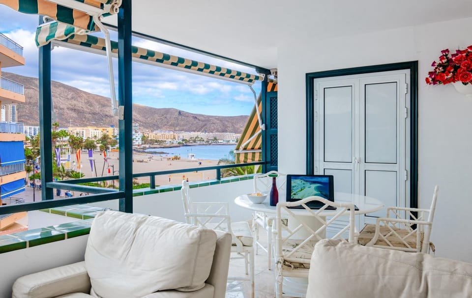 Property building, Balcony/Terrace, Balcony/Terrace, Seating area, Dining area, Sea view