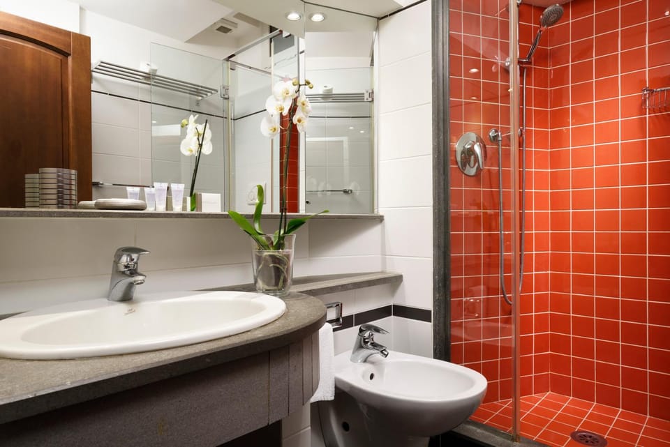 Bathroom, Photo of the whole room, Decorative detail
