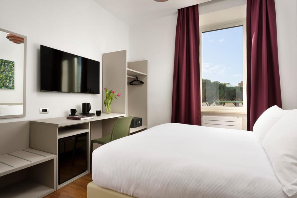 Bed, TV and multimedia, Photo of the whole room, Evening entertainment, Bedroom