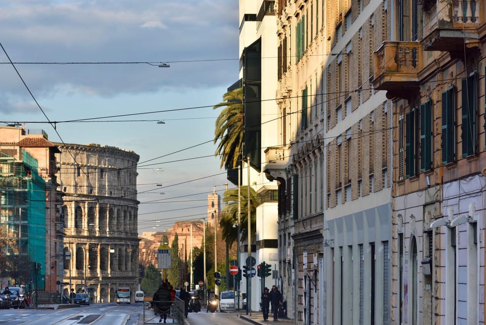 Property building, Nearby landmark, Facade/entrance, Neighbourhood, City view, Landmark view, Street view
