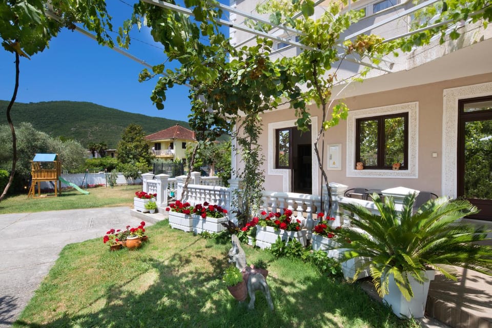 Property building, Spring, Day, Natural landscape, Garden, Garden view