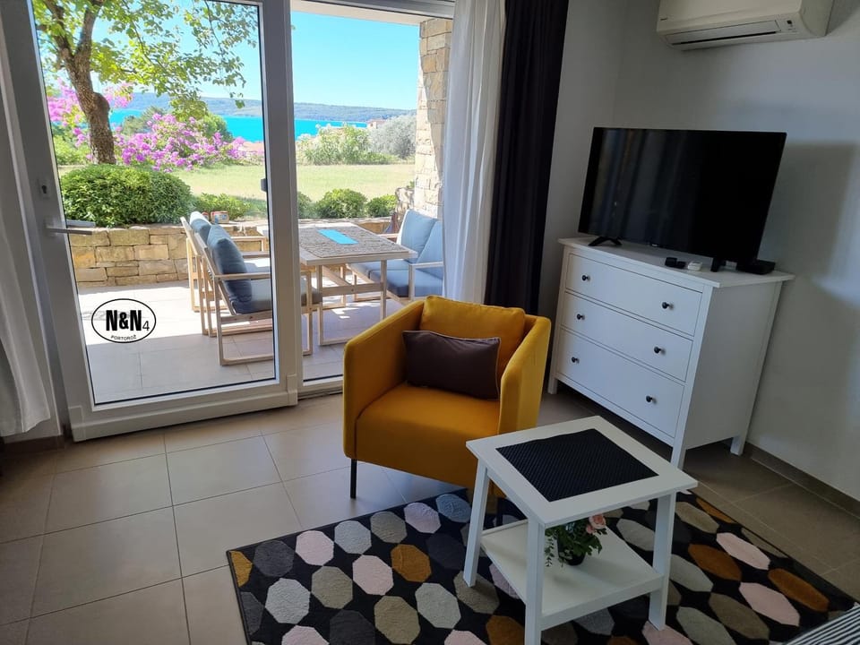 Day, TV and multimedia, Balcony/Terrace, Living room, Seating area, Dining area, air conditioner
