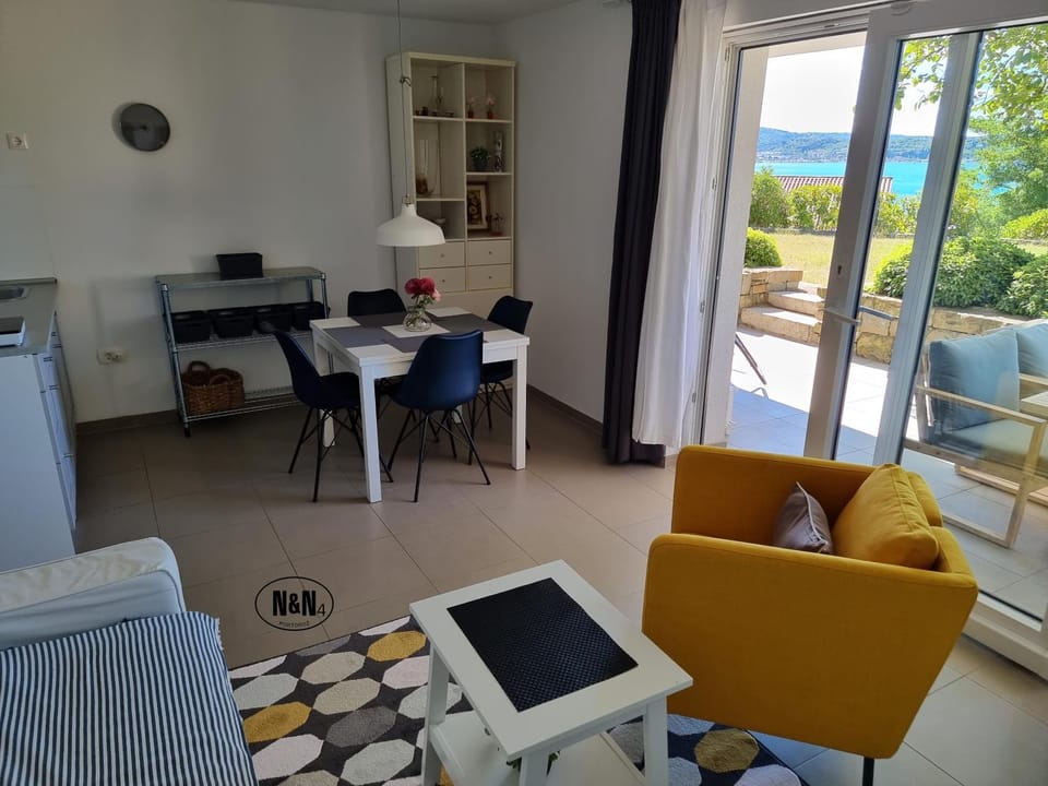 Natural landscape, Kitchen or kitchenette, Living room, Seating area, Dining area