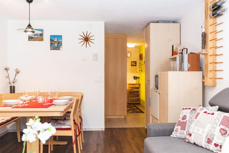 Kitchen or kitchenette, Dining area, Food