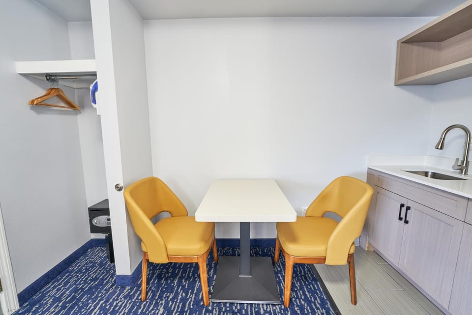 Kitchen or kitchenette, Seating area