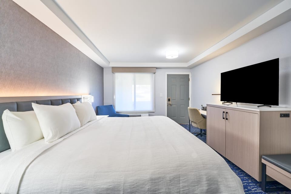 Bed, TV and multimedia, Photo of the whole room, Bedroom