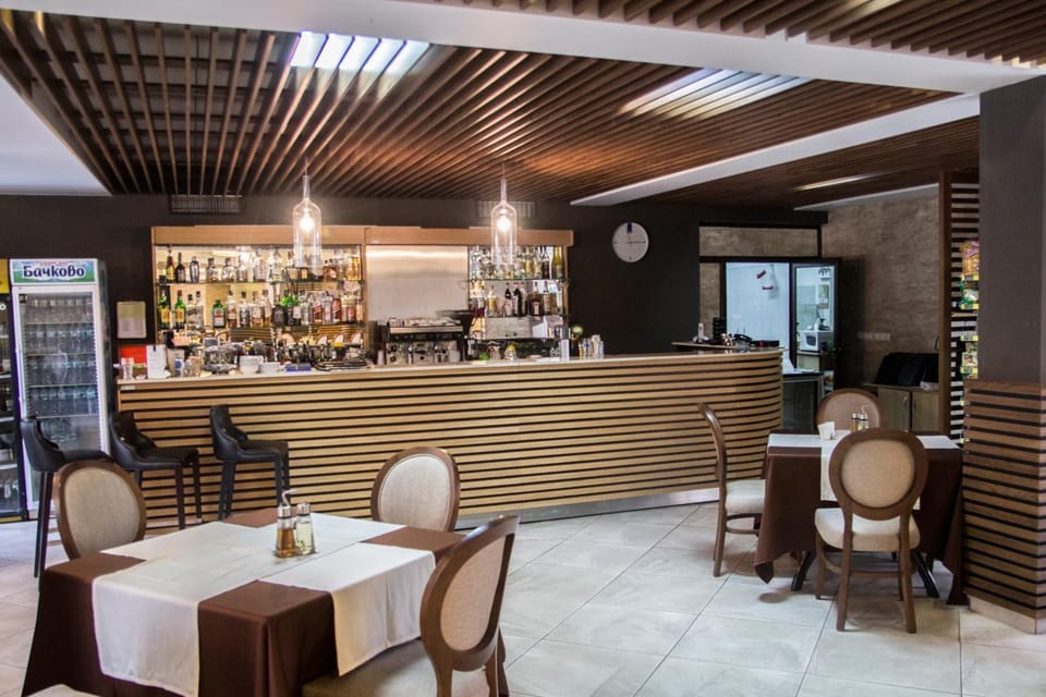 Restaurant/places to eat, Lounge or bar, Food and drinks, On site