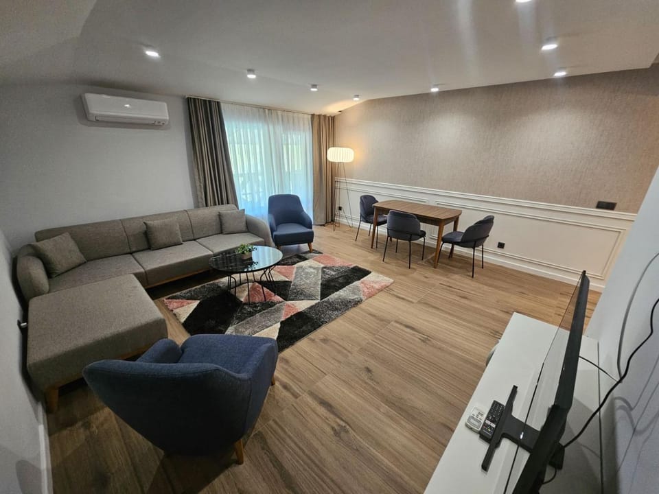 Communal lounge/ TV room, TV and multimedia, Living room, Photo of the whole room, Seating area, hair dresser, air conditioner