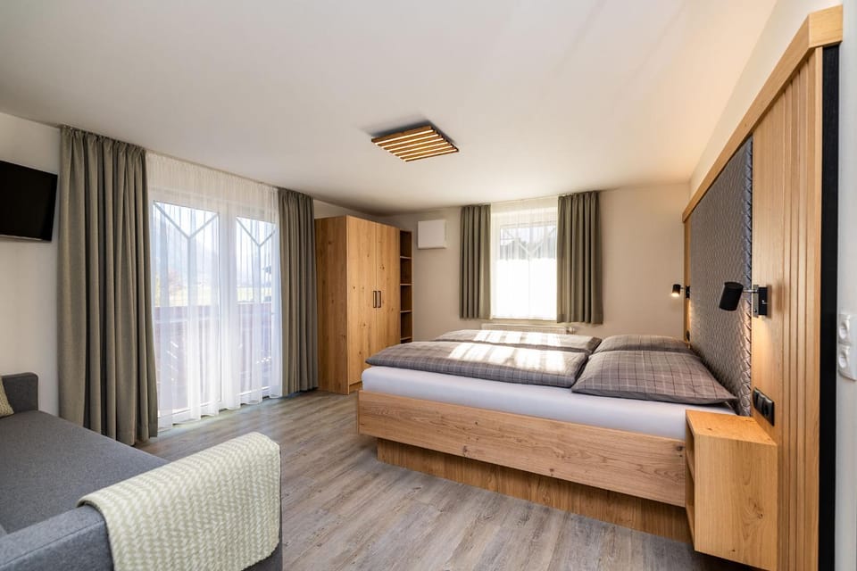 Bed, TV and multimedia, Photo of the whole room, Seating area, Bedroom, wardrobe