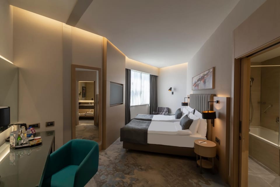 Bed, TV and multimedia, Photo of the whole room, Bedroom