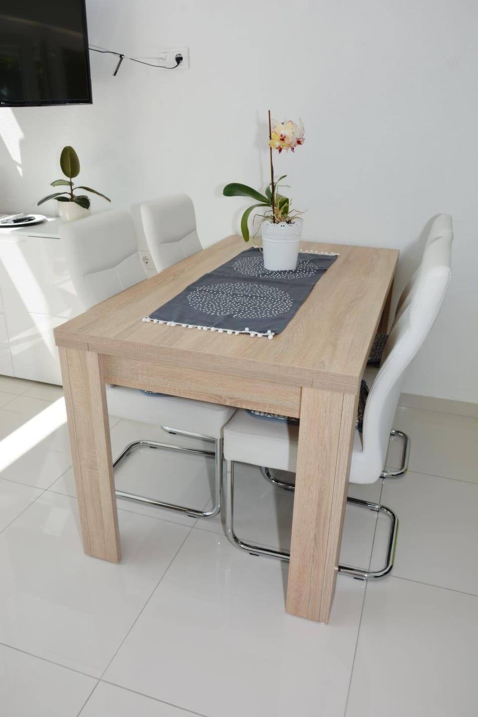 Kitchen or kitchenette, Living room, Dining area, Sea view, Quiet street view