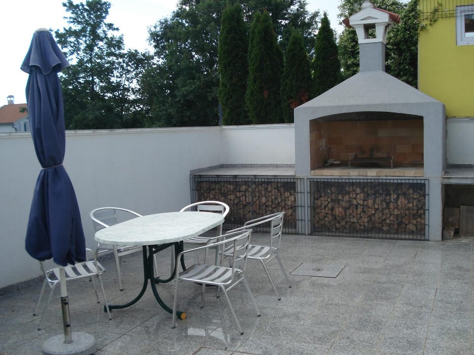 Patio, BBQ facilities
