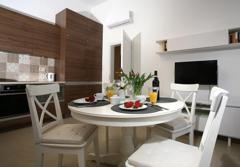 Kitchen or kitchenette, Living room, Dining area