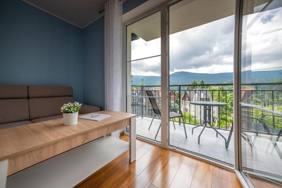 Balcony/Terrace, Living room, Mountain view